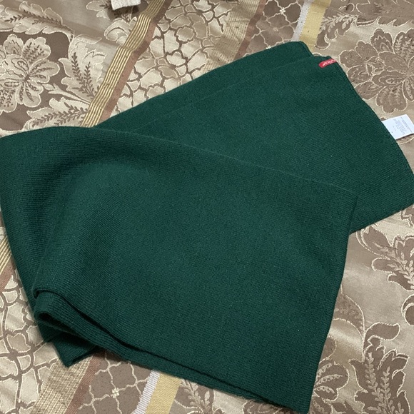 Levi’s Hunter green scarf. Soft, and ready for any weather! - Picture 3 of 4